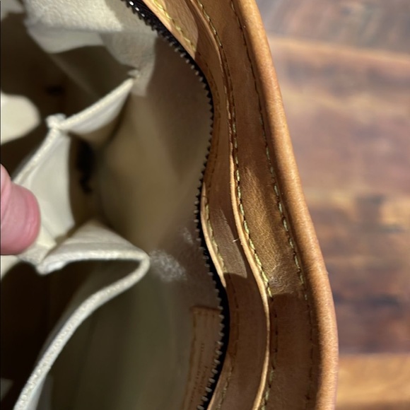 AUTHENTIC Louis Vuitton Hudson GM - Picture 9 of 13